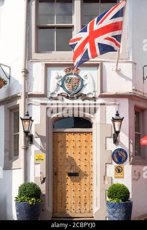 Einlass in die Dockray Hall, mit dem Wappen von König Richard über der Tür, in Penrith, Cumbria, England, Großbritannien Stockfoto