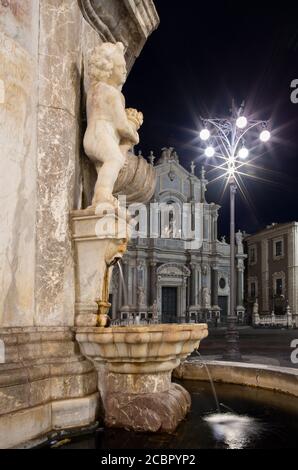 Catania - der Brunnen PF Elefant und die Basilica di Sant'agata in der Nacht. Stockfoto