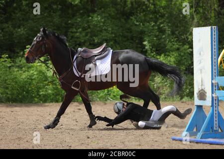 Reiter fällt von einem Pferd Stockfoto
