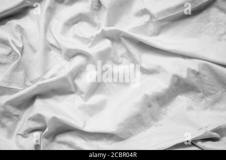 Weiß Stoff abstrakt Hintergrund Konzept. Weiß zerknittert Seide Tuch Welle Textur Satin Material Stockfoto