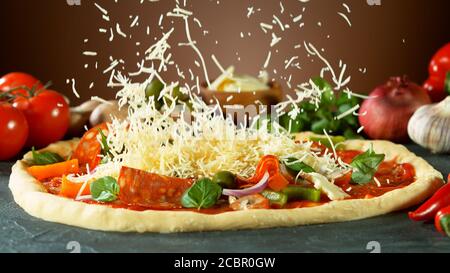 Fallender Mozzarella-Käse auf Pizza, Frostbewegung. Traditionelles italienisches Essen. Stockfoto