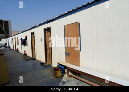 Temporäres Gebäude in Industriegelände oder Bürocontainer auf Baustelle : Muscat, Oman - 19-08-2020. Kabine. Kabine. Stockfoto