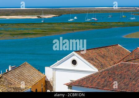 Ziegeldach und Lagune Ria Formosa in Faro, Algarve, Portugal Stockfoto