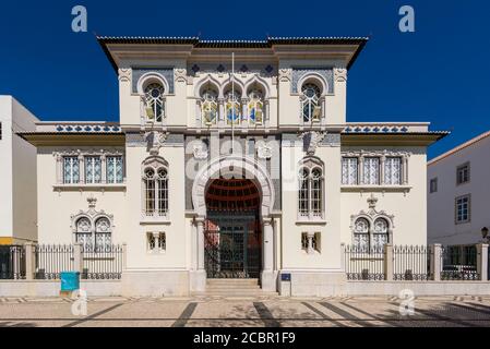 Portugal Bank Maurerportal mit Hufeisenbogen und gefliester Dekoration von neo-arabischen Modellen in Faro, Algarve, Portugal Stockfoto