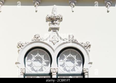 Portugal Bank Maurerportal mit Hufeisenbogen und gefliester Dekoration von neo-arabischen Modellen in Faro, Algarve, Portugal Stockfoto