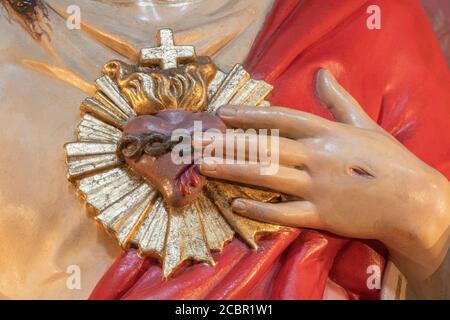 CATANIA, ITALIEN - 8. APRIL 2018: Das Detail der geschnitzten Statue des Herzens Jesu in der Kirche Chiesa di San Giuseppe in Transito. Stockfoto