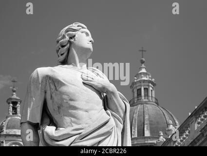 CATANIA, Italien - 8. April 2018: Die Statue des Hl. Sextus (Sixtus) vor der Basilica di Sant'Agata. Stockfoto