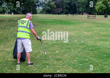 Northampton, Großbritannien, 15. August 2020. Ein örtlicher männlicher Hausmüllpflücken im Kinderspielplatz im Abington Park. Eine Gruppe von Freunden des Abington Park, die alle Freiwillige sind, gehen jeden Tag im ganzen Park und versuchen, es ordentlich zu halten, was eine nie endende Aufgabe ist. Kredit: Keith J Smith./Alamy Gutschrift: Keith J Smith./Alamy Live Nachrichten Stockfoto