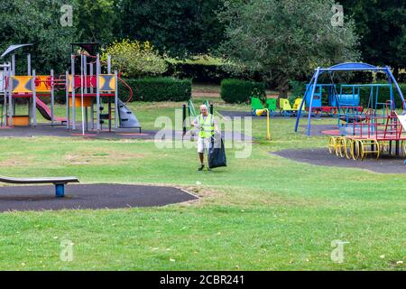 Northampton, Großbritannien, 15. August 2020. Ein örtlicher männlicher Hausmüllpflücken im Kinderspielplatz im Abington Park. Eine Gruppe von Freunden des Abington Park, die alle Freiwillige sind, gehen jeden Tag im ganzen Park und versuchen, es ordentlich zu halten, was eine nie endende Aufgabe ist. Kredit: Keith J Smith./Alamy Gutschrift: Keith J Smith./Alamy Live Nachrichten Stockfoto