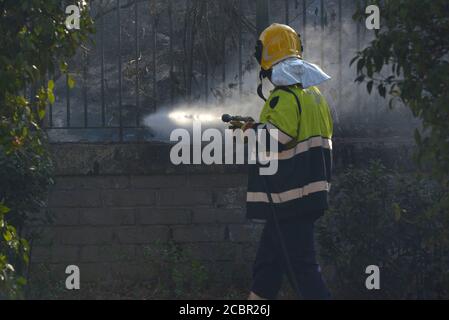 Rom, Sommer Feuer Notfall. Ein Großbrand im Viertel Quadraro. Im Laufe des Nachmittags waren die Feuerwehrmannschaften, zwei Hubschrauber und zahlreiche Zivilschutzfahrzeuge mit einem Großbrand im Aquädukt Felice im Bezirk Quadraro beschäftigt. Der Verkehr der Züge wurde wegen der Nähe der Flammen entlang der Eisenbahnlinie für einige Stunden ausgesetzt. Kredit: SPP Sport Presse Foto. /Alamy Live Nachrichten Stockfoto