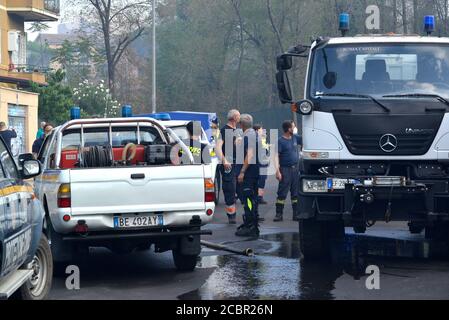 Rom, Sommer Feuer Notfall. Ein Großbrand im Viertel Quadraro. Im Laufe des Nachmittags waren die Feuerwehrmannschaften, zwei Hubschrauber und zahlreiche Zivilschutzfahrzeuge mit einem Großbrand im Aquädukt Felice im Bezirk Quadraro beschäftigt. Der Verkehr der Züge wurde wegen der Nähe der Flammen entlang der Eisenbahnlinie für einige Stunden ausgesetzt. Kredit: SPP Sport Presse Foto. /Alamy Live Nachrichten Stockfoto