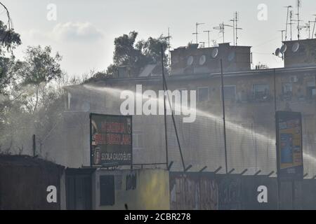 Rom, Sommer Feuer Notfall. Ein Großbrand im Viertel Quadraro. Im Laufe des Nachmittags waren die Feuerwehrmannschaften, zwei Hubschrauber und zahlreiche Zivilschutzfahrzeuge mit einem Großbrand im Aquädukt Felice im Bezirk Quadraro beschäftigt. Der Verkehr der Züge wurde wegen der Nähe der Flammen entlang der Eisenbahnlinie für einige Stunden ausgesetzt. Kredit: SPP Sport Presse Foto. /Alamy Live Nachrichten Stockfoto