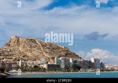 Strandlinie in der Stadt Alicante mit Schloss von Santa Barbara im Hintergrund. Alicante in Spanien ist eine der größten Touristenattraktionen. Hochwertige Fotos Stockfoto