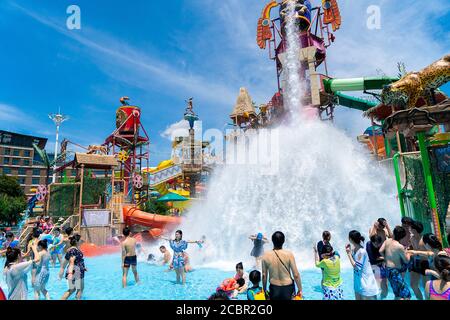 Wuhan, Chinas Provinz Hubei. August 2020. Touristen haben Spaß im Playa Maya Wasserpark in Wuhan, Zentralchina Provinz Hubei, 15. August 2020. Quelle: Xiong Qi/Xinhua/Alamy Live News Stockfoto