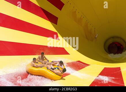 Wuhan, Chinas Provinz Hubei. August 2020. Touristen haben Spaß im Playa Maya Wasserpark in Wuhan, Zentralchina Provinz Hubei, 15. August 2020. Quelle: Xiong Qi/Xinhua/Alamy Live News Stockfoto