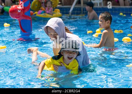 Wuhan, Chinas Provinz Hubei. August 2020. Touristen haben Spaß im Playa Maya Wasserpark in Wuhan, Zentralchina Provinz Hubei, 15. August 2020. Quelle: Xiong Qi/Xinhua/Alamy Live News Stockfoto