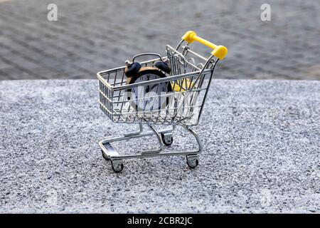 Schwarzer Wecker im Warenkorb Stockfoto