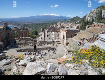 Taormina und Mt. Vulkan Ätna in der bacground - Sizilien. Stockfoto