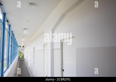 Niederländisches Sanatorium 'Zonnestraal' für tbc-Patienten, moderne historische Architektur in den Niederlanden, Innen eines Flurs Stockfoto