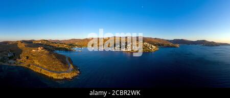 Kea Tzia Insel, Kykladen, Griechenland. Luftdrohne Panoramafoto der Bucht bei Sonnenuntergang. Korissia Hafen, Gialiskari, Vourkari Marina und Kokka Strand Stockfoto