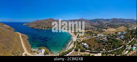 Kea Tzia Insel, Kykladen, Griechenland. Panorama der Bucht von Otzias, sonniger Sommertag, ruhiges klares Wasser, Sandstrand. Luftaufnahme von der Drohne Stockfoto