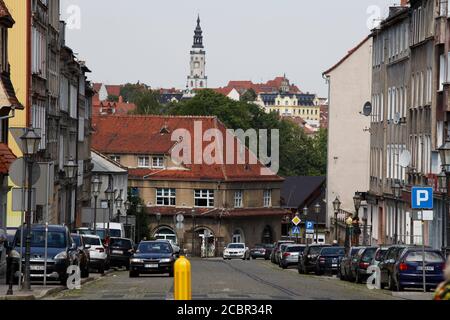 Blick in die Daszyńskiego / früher Prager Straße in Zgorzelec Polen, im Hintergrund das Rathaus in Görlitz am 15.8.2020 Stockfoto