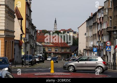 Blick in die Daszyńskiego / früher Prager Straße in Zgorzelec Polen, im Hintergrund das Rathaus in Görlitz am 15.8.2020 Stockfoto