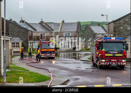 Owenahincha, West Cork, Irland. August 2020. Feuerwehrleute beginnen, ihre Ausrüstung zu packen, nachdem sie die meiste Nacht in den Sandycove Beach Villas verbracht haben, um Hochwasser zu Pumpen, in einem erfolgreichen Versuch, die Häuser zu stoppen, die mit Wasser überlaufen werden. Quelle: AG News/Alamy Live News Stockfoto