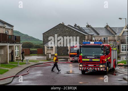 Owenahincha, West Cork, Irland. August 2020. Feuerwehrleute beginnen, ihre Ausrüstung zu packen, nachdem sie die meiste Nacht in den Sandycove Beach Villas verbracht haben, um Hochwasser zu Pumpen, in einem erfolgreichen Versuch, die Häuser zu stoppen, die mit Wasser überlaufen werden. Quelle: AG News/Alamy Live News Stockfoto