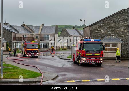 Owenahincha, West Cork, Irland. August 2020. Feuerwehrleute beginnen, ihre Ausrüstung zu packen, nachdem sie die meiste Nacht in den Sandycove Beach Villas verbracht haben, um Hochwasser zu Pumpen, in einem erfolgreichen Versuch, die Häuser zu stoppen, die mit Wasser überlaufen werden. Quelle: AG News/Alamy Live News Stockfoto