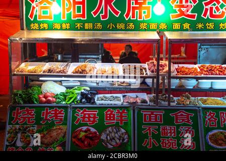 Luoyang, Provinz Henan / China - 3. Januar 2016: Lebensmittelstand auf dem Straßenmarkt in der Altstadt von Luoyang Stockfoto