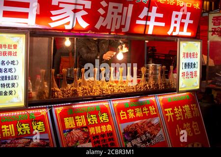 Luoyang, Provinz Henan / China - 3. Januar 2016: Lebensmittelstand auf dem Straßenmarkt in der Altstadt von Luoyang Stockfoto