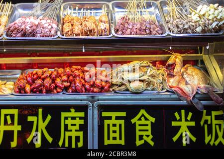 Luoyang, Provinz Henan / China - 3. Januar 2016: Lebensmittelstand auf dem Straßenmarkt in der Altstadt von Luoyang Stockfoto