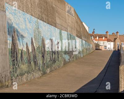Wandkunst an der Sheringham Promenade mit einem neolithischen Mammutthema, Sheringham, Norfolk, England Stockfoto