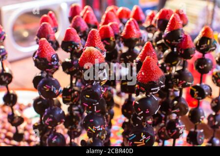 Schokolade überzogene Erdbeeren Snacks auf einem Stock, Street Food in Peking, Hauptstadt von China Stockfoto