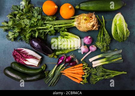 Sortiment an gesundem Gemüse und Zutaten für gesunde Ernährung Kochen auf grünem Hintergrund Stockfoto