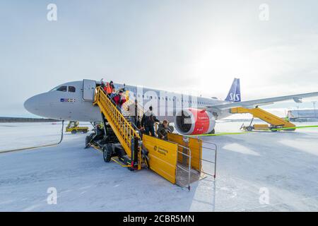 Kiruna, Lappland, Schweden - 16. März 2020: Passagiere, die das Flugzeug von SAS abplanen. Stockfoto