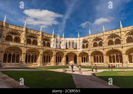 Lissabon, Portugal - 13. Mai 2020: Innenhof des Hieronymiten-Klosters (Mosteiro dos Jeronimos) Stockfoto