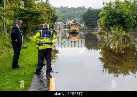 Rosscarberry, West Cork, Irland. August 2020. Die N71-Straße überflutete zum zweiten Mal in drei Tagen über Nacht. Das Landmark Restaurant war sehr stark von Hochwasser getroffen, das die Türen durchschlug. Der Gardai überprüft den Zustand der Straße. Quelle: AG News/Alamy Live News Stockfoto