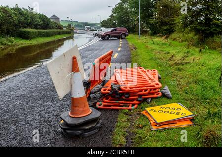 Rosscarberry, West Cork, Irland. August 2020. Die N71-Straße überflutete zum zweiten Mal in drei Tagen über Nacht. Das Landmark Restaurant war sehr stark von Hochwasser getroffen, das die Türen durchschlug. Die Autos drehen sich um, als sie feststellen, dass die Straße unpassierbar war. Quelle: AG News/Alamy Live News Stockfoto