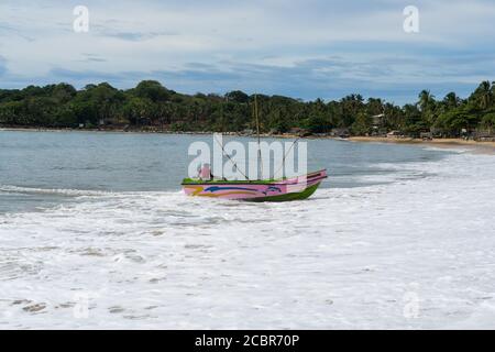 Bunte Fischerboot Beaching auf einem sri lanka Strand, Arugam Bucht, Sri lanka Stockfoto