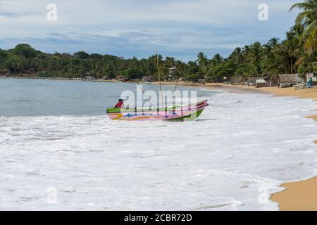 Bunte Fischerboot Beaching auf einem sri lanka Strand, Arugam Bucht, Sri lanka Stockfoto