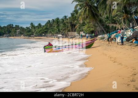 Bunte Fischerboot Beaching auf einem sri lanka Strand, Arugam Bucht, Sri lanka Stockfoto