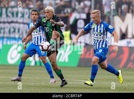 BUDAPEST, UNGARN - AUGUST 14: Isael da Silva Barbosa von Ferencvarosi TC (l2) kontrolliert den Ball vor Sebastian Herrera von MTK Budapest (l) und Szabolcs Mezei von MTK Budapest (r) während des ungarischen OTP Bank Liga Spiels zwischen MTK Budapest und Ferencvarosi TC im Nandor Hidegkuti Stadion am 14. August 2020 in Budapest, Ungarn. Stockfoto