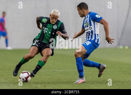 BUDAPEST, UNGARN - 14. AUGUST: (l-r) Isael da Silva Barbosa von Ferencvarosi TC dribbelt neben Sebastian Herrera von MTK Budapest während des ungarischen OTP Bank Liga Spiels zwischen MTK Budapest und Ferencvarosi TC im Nandor Hidegkuti Stadion am 14. August 2020 in Budapest, Ungarn. Stockfoto