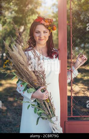Hübsche junge Frau in traditioneller Vintage-Kleidung zu Hause Tor Stockfoto