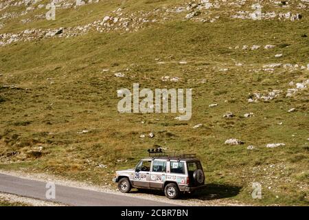 Zabljak, Montenegro - 23. juli 2020: Isuzu Trooper Sport Rallye Off-Road-Auto von 1991, in Aufkleber mit Preisen, auf der Seite des Berges geparkt. Stockfoto