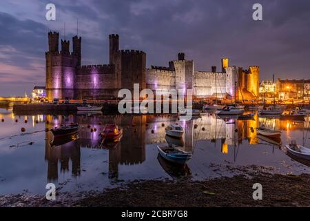 Caernarfon Schloss bei Nacht an der Nordwales Küste Stockfoto