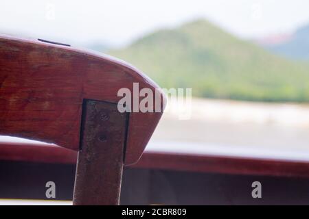 Stuhl auf dem Balkon zum Sitzen und Blick auf die schöne Aussicht auf die Berge. Stockfoto