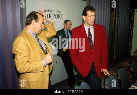 Dortmund, Deutschland. 09. Aug, 2020. firo: 12.1993, 1993, 93 Boxen, Männer, Männer, Training, in Dortmund Henry Maske, mit, und, sein Promoter, Wilfried Sauerland, Halbfigur Quelle: dpa/Alamy Live News Stockfoto